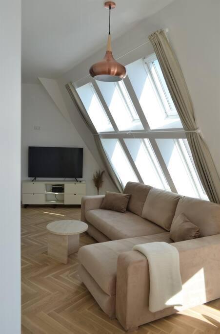 Luxury Apartment With A Balcony And View In Riga Old Town ภายนอก รูปภาพ