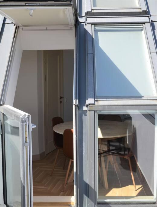 Luxury Apartment With A Balcony And View In Riga Old Town ภายนอก รูปภาพ
