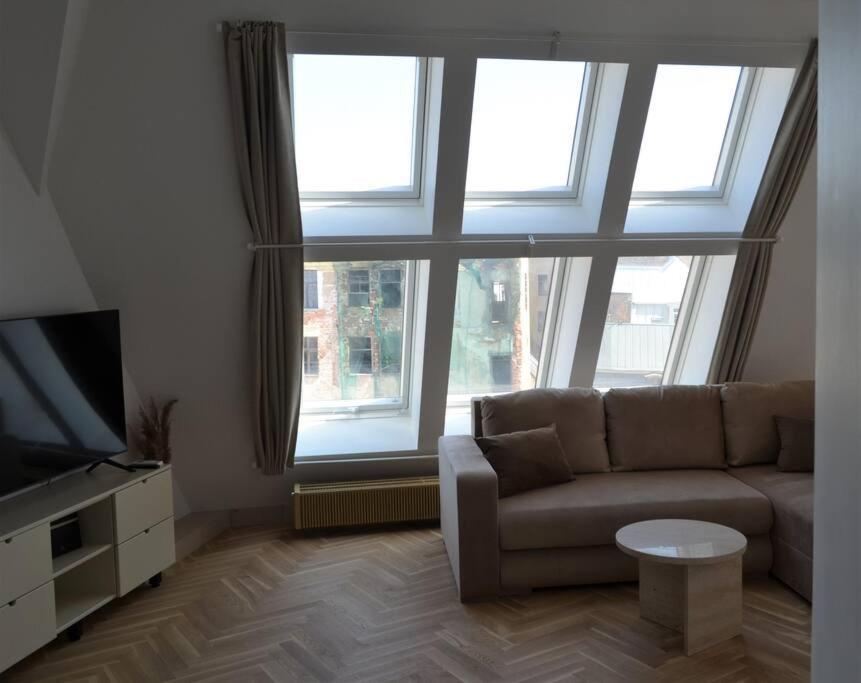 Luxury Apartment With A Balcony And View In Riga Old Town ภายนอก รูปภาพ
