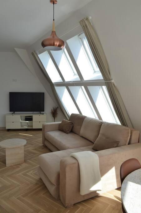 Luxury Apartment With A Balcony And View In Riga Old Town ภายนอก รูปภาพ