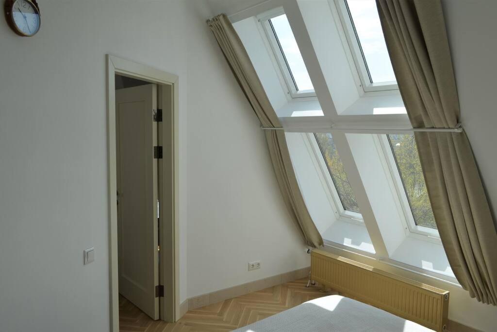 Luxury Apartment With A Balcony And View In Riga Old Town ภายนอก รูปภาพ