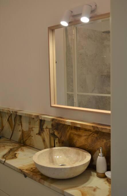 Luxury Apartment With A Balcony And View In Riga Old Town ภายนอก รูปภาพ