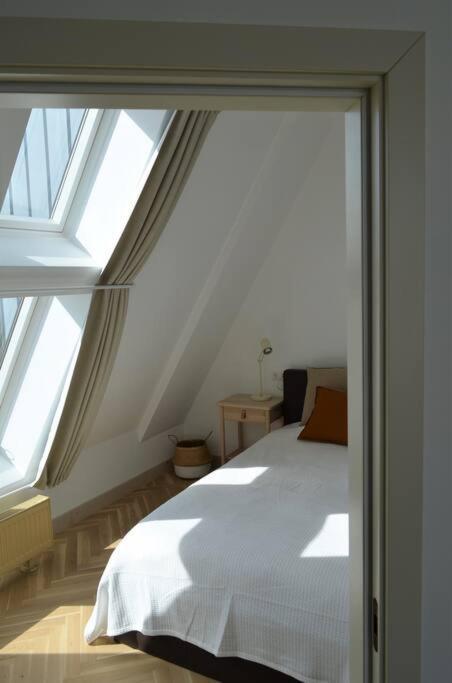 Luxury Apartment With A Balcony And View In Riga Old Town ภายนอก รูปภาพ