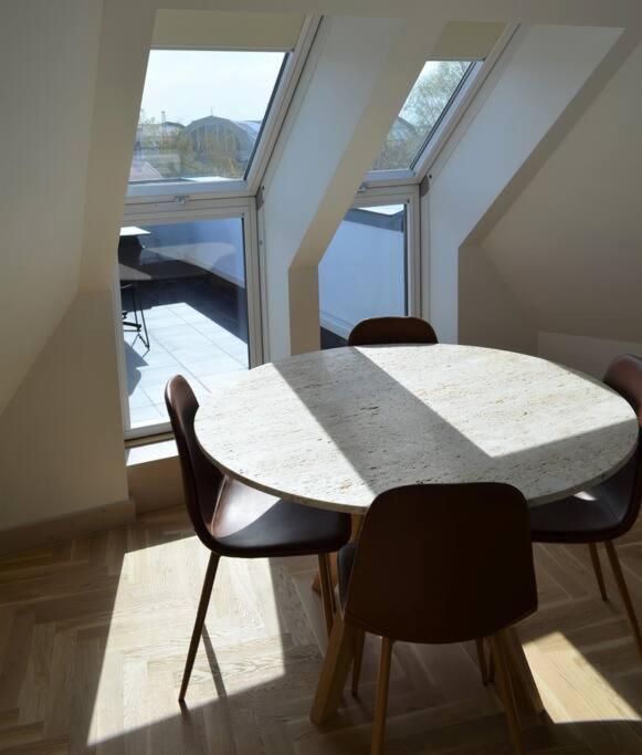 Luxury Apartment With A Balcony And View In Riga Old Town ภายนอก รูปภาพ